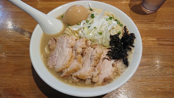 「煮干そば 白醤油 750円 + チャーシュー + 味玉」@中村屋総本山の写真