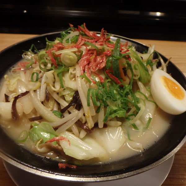 「ラーちゃんぽん(890円)、餃子(クーポン)、替玉(10円)」@博多三氣 瑞穂店の写真