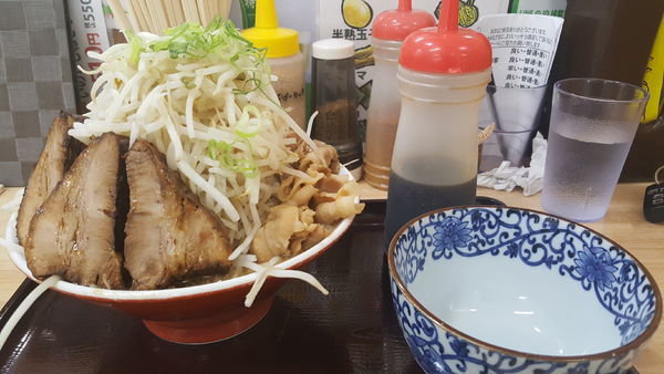 「チャーシュー豚めん野菜増し・漬けニンニク増し」@らーめん 八幡屋の写真