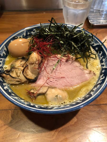「佐市ラーメン大盛り＋牡蠣」@麺や佐市の写真