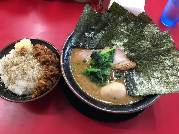 「ラーメン 中盛 海苔 半熟玉子 ライス」@家系ラーメン 王道家の写真