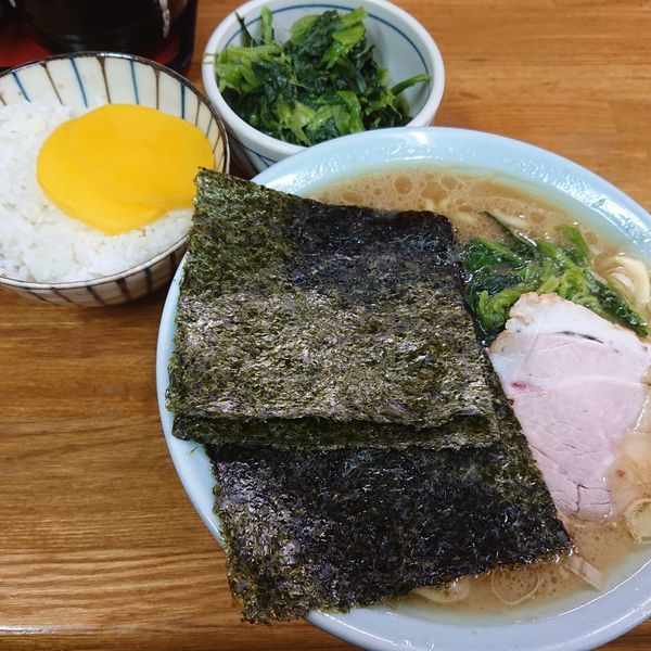 「ラーメン(並)730円硬め、ほうれん草100円、小ライス10」@千葉家の写真