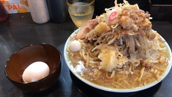 「ラーメン麺少なめ・ちょい野菜・ニンニク、生玉子」@自家製麺 No11の写真
