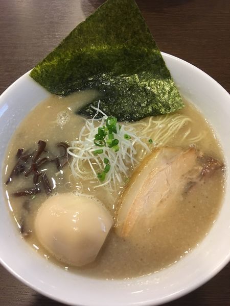 「塩豚骨ラーメン＋味玉」@麺屋 ながとみの写真
