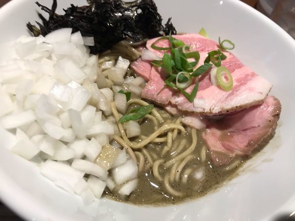 「背黒煮干しそば（刻みタマネギ）」@中華蕎麦 志の写真