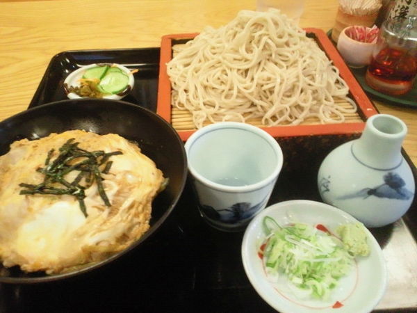 「Aランチ（他人丼とざるそば）700円、そば大盛 100円」@マルイチ 神田軒の写真