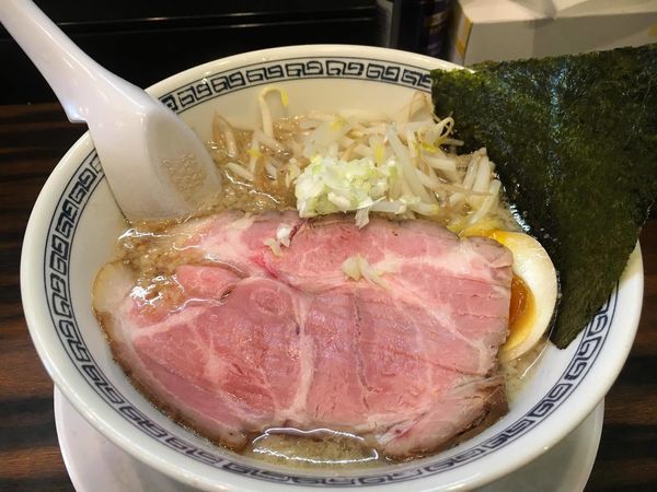 「醤油背脂ラーメン」@稲荷屋の写真