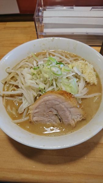 「ラーメン 豚一切れ ８９０円 野菜少なめにんにくねぎ」@ちばから 郡山店の写真