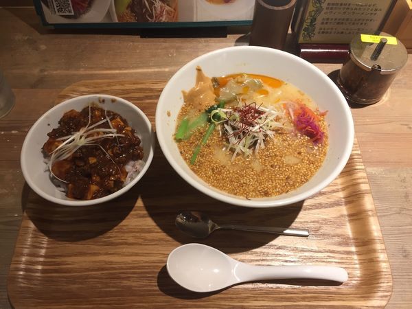 「金ごまたんたん麺＋ミニ麻婆豆腐丼」@T’sたんたん ecute上野店の写真