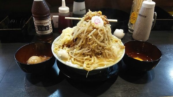 「ラーメン 生卵 とろり味玉　ニンニク少なめちょい野菜脂」@自家製麺 No11の写真