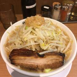 ラーメン大盛り ニンニク抜き、油普通、野菜増し