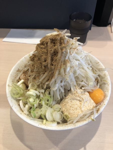 「まぜそば(大)＋豚2枚ヤサイマシガリマヨ」@鷹の目 蒲田店の写真