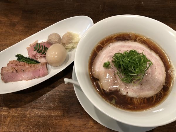 「醤油拉麺＋特製トッピング」@創作麺工房 鳴龍の写真