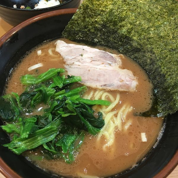 「ラーメン+ご飯」@横浜家系らーめん 武道家 賢斗の写真