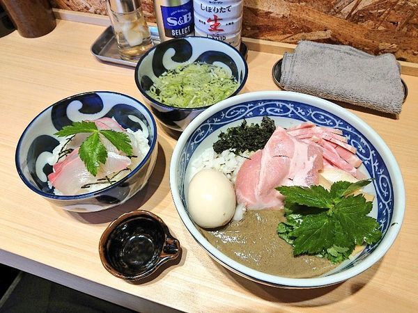 「煮干し油そば＋味玉、カンパチ丼」@寿製麺 よしかわ 西台駅前店の写真