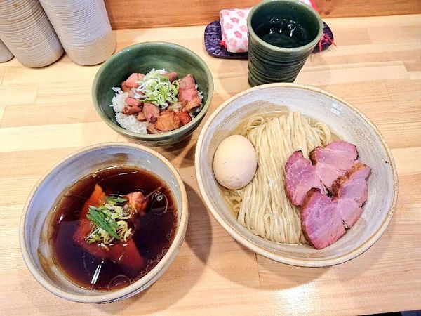 「鰹昆布出汁特製醤油つけ麺＋味玉、ゴロ肉ごはん」@迂直の写真