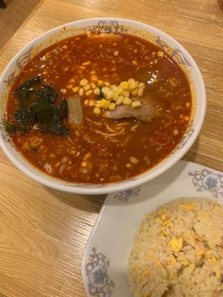 「コーン入り辛口ミソラーメン・半炒飯（日替り）800円」@八起の写真