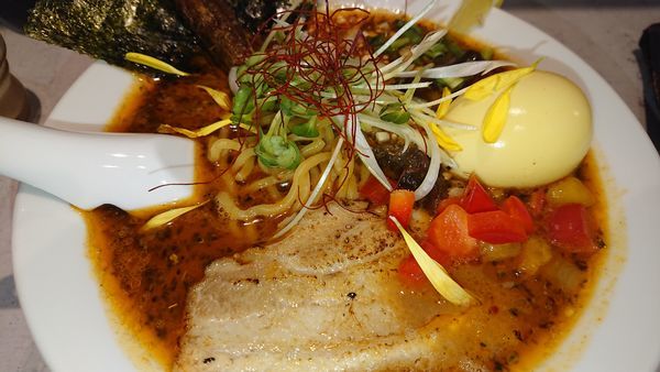 「スパイスラーメン  エスニック味玉」@スパイスラーメン 点と線. 大阪城店の写真