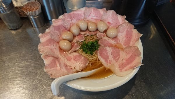 「冷ししじみ煮干蕎麦肉マシ愛のうずら悶絶玉」@さんじの写真