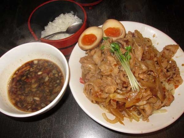 「肉盛りつけ麺並　800円＋肉増し6のつく日限定　100円他」@魁 肉盛りつけ麺 六代目けいすけの写真