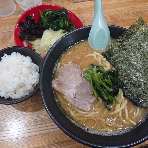 「野菜盛ラーメン硬め850円、ハイボール250円、小ライス100円」@らーめん家 せんだい 横浜駅西口店の写真