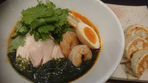 「トムヤムクン冷やし（限定、１１００円）＋餃子」@チラナイサクラの写真