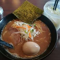 ラーメン中盛り固め800円+味玉100円