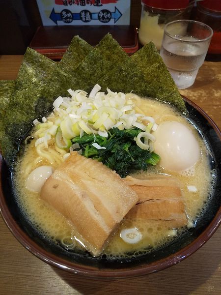 「一刀盛り豚骨醤油ラーメン」@横浜家系ラーメン 一刀家 赤坂本店の写真