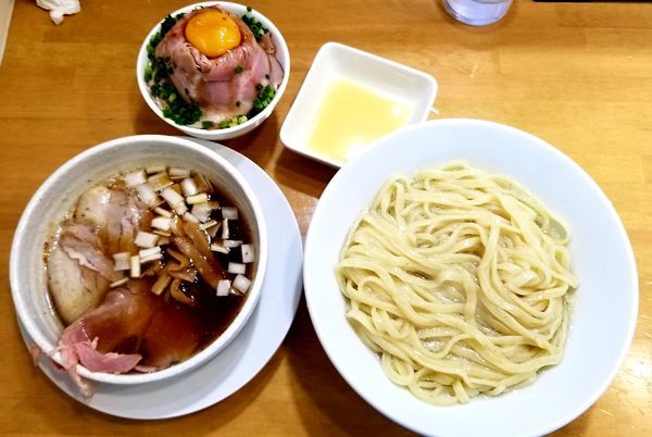 「昆布水つけ麺(柚子トッピング)鬼盛り肩ロース丼」@自家製中華そば 麺の虜の写真