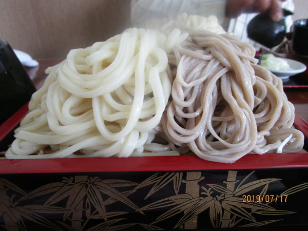 「うどんと蕎麦の二色盛」@そば清の写真