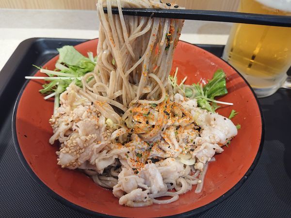 「塩豚まぜそば 530円＋生ビール420円」@名代 富士そば 志木店の写真