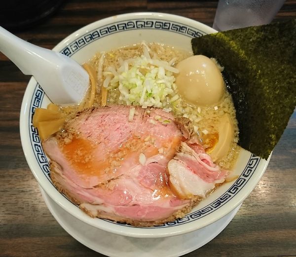 「醤油背脂ラーメン+味玉(850円)」@稲荷屋の写真