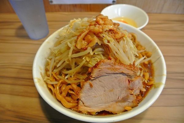 「ラーメン750円　野菜少しマシ　ニンニク　生卵50円」@ヒノブタセカンド 南越谷駅前店の写真