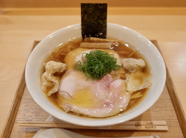 「わんたん入りしょうゆらぁ麺…1350円」@飯田商店 湯河原本店の写真