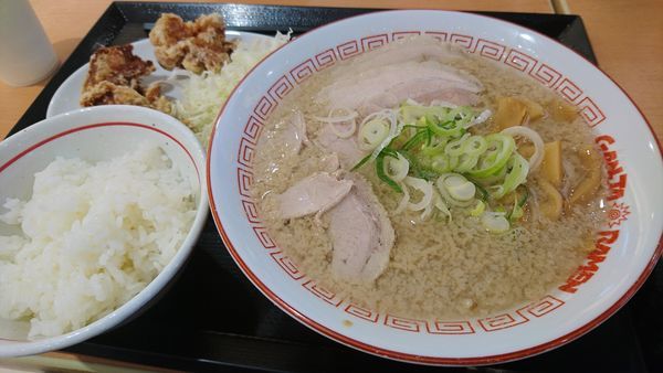 「ラーメン、唐揚げライスセット」@GANJA RAMEN トレッサ横浜店の写真