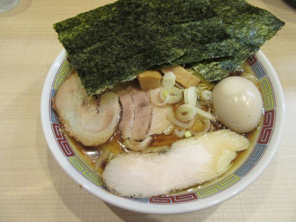 「中華そば（６９０円）＋特製トッピング２１０円」@ラーメン 億人隊長の写真
