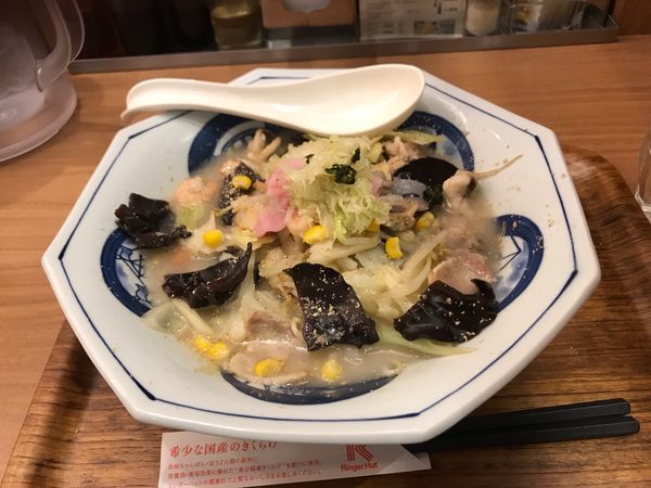 「きくらげたっぷり塩ちゃんぽん」@長崎ちゃんぽん リンガーハット TOKYO PREMIUM日比谷シャンテ店の写真