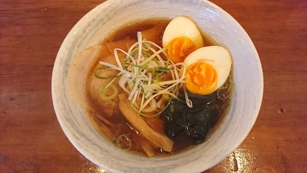 「中華そば（小）＋比内地鶏煮卵（２００円）＝８００円」@比内地鶏中華そば 田乃井の写真