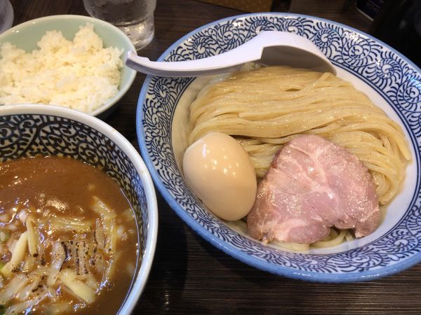 「燻製味玉カレーつけめん + 中盛 + 小ライス」@豚骨一燈 立川の写真