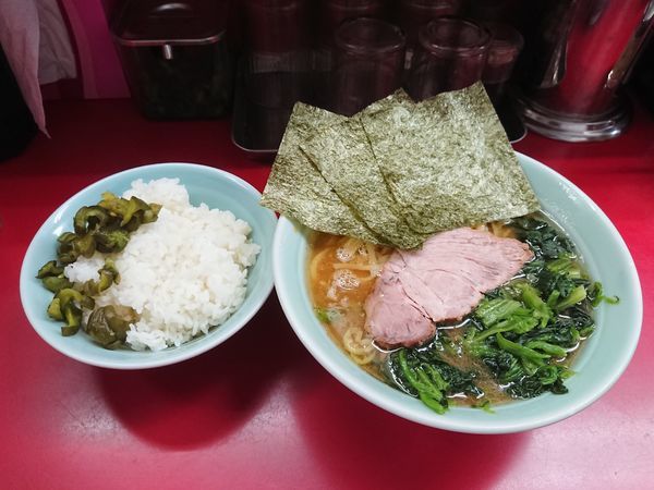 「ラーメン、ほうれんそう追加」@横浜家系ラーメン 武蔵家 千歳烏山店の写真