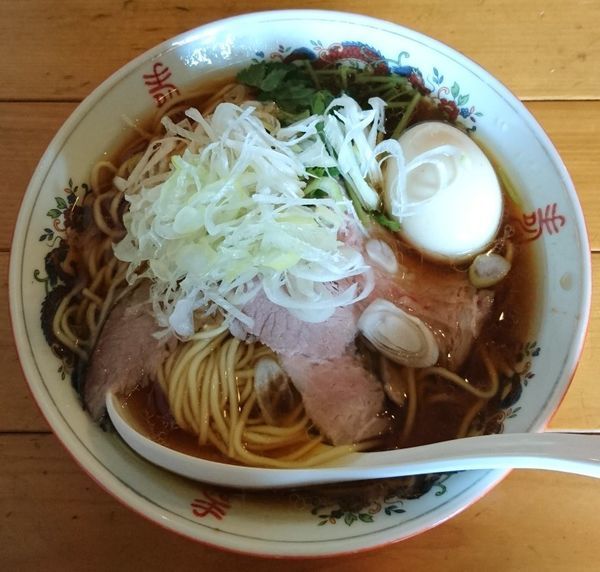 「鶏そば＋味玉」@餃子と麺 こむぎの写真