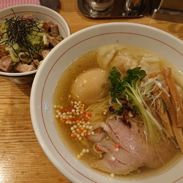 「海老ワンタン煮卵塩そば1100円、生ビール500円、チャーシュー」@地球の中華そばの写真