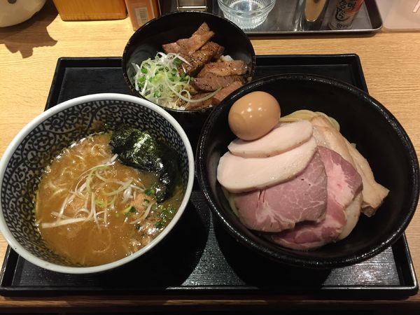 「チャーシュー濃厚魚介つけ麺＋半熟味玉＋バターたっぷりロースト」@麺屋 一燈の写真