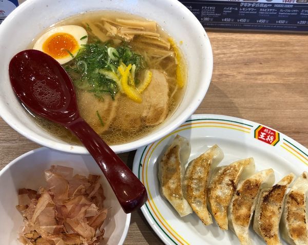 「白醤油(固め¥640)+餃子(¥180)」@餃子の王将 Expressアトレ秋葉原店の写真
