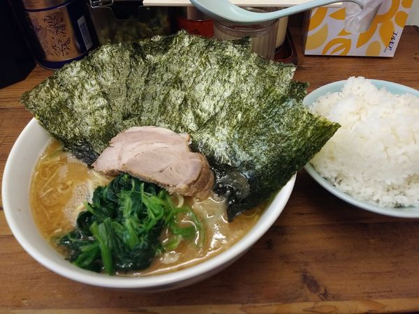 「ラーメン大盛り海苔増し」@横浜ラーメン 武蔵家 国領店の写真