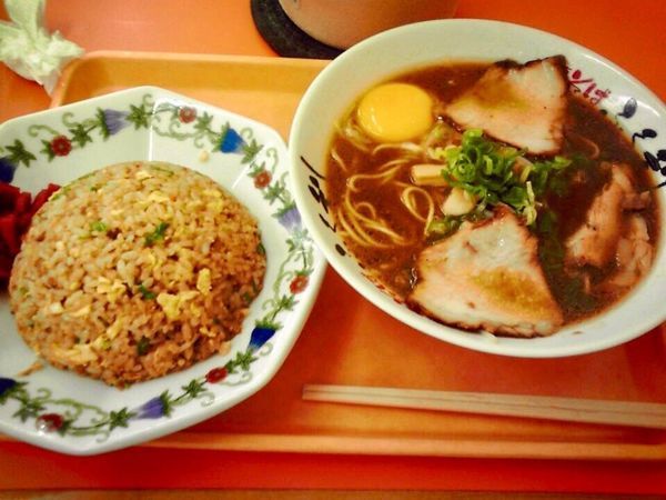 「チャーハンセット850円+生卵(黄身のみ)50円」@ふく利 北島店の写真