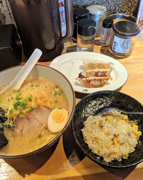 「ねぎラーメン880円＋Bｾｯﾄ(餃子・ﾁｬｰﾊﾝ)320円」@横濱家 市ヶ尾店の写真