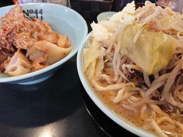 「豚入りラーメン 脂 味玉 生卵 生姜ダレ」@自家製麺 No11の写真