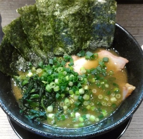 「特製ラーメン980円＋トッピング万能ネギ」@横浜家系 薫風家の写真