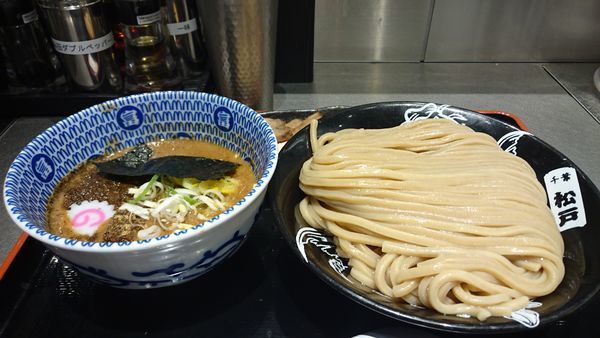 「濃厚つけ麺(大)全部のせ 餃子2個」@松戸富田麺絆の写真